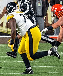 Pittsburgh Steelers nose tackle Javon Hargrave (79) sacks Cincinnati Bengals  quarterback Andy D …