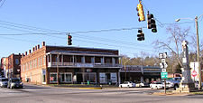 View of the north side of the city's central square JeffersonGeorgiaTownSquare02.jpg