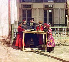 Crianças judias com seu professor em Samarcanda, circa 1905–1915