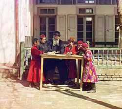 Juutalaisia koululaisia opettajansa kanssa Samarkandissa. Sergei Prokudin-Gorskin värivalokuva 1910-luvulta.