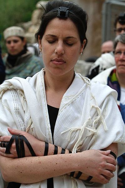 File:Jewish Woman Praying.jpg