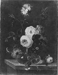 Blumenstillleben (Rosen mit Biene und Schmetterling in einer gläsernen Vase)