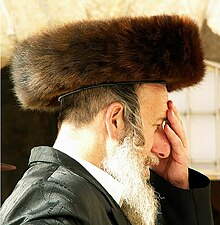 Judeu ortodoxo reza com um shtreimel, Kotel, Jerusalém.jpg