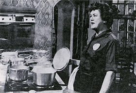 Julia Child en pleine démonstration culinaire.