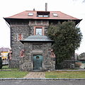 English: Stone Villa, Pardubice, Czech Republic, mail (west) entrance. Čeština: Kamenná vila, č.p. 144, Bulharksá ulice, Pardubice, architekt: Bóža Dvořák, sochař: Miloslav Baše. Hlavní (západní) vstup.