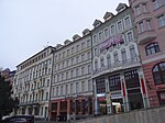 Karlovy Vary - Divadelní náměstí, hotel Central a novostavby na místě zbořených domů čp. 256 a 260 (lázeňský dům Terminus).jpg