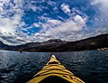 Kayak sur le lac Epuyén. Ce lac se trouve à l'est du lac Puelo, mais en dehors de la zone du Parc national Lago Puelo.