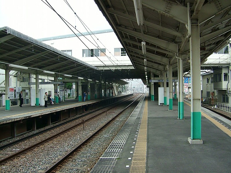 File:Keisei-funabashi-keibajo-platform.jpg