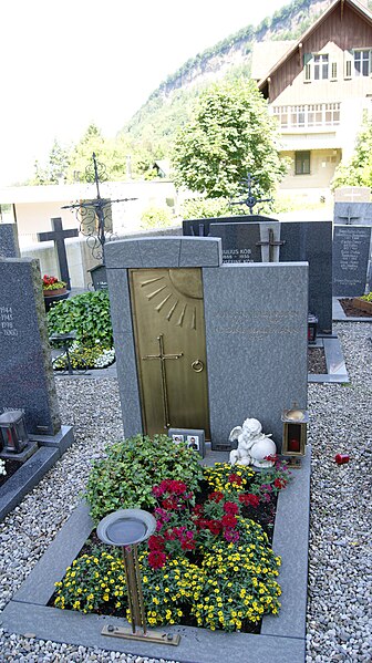 File:Kennelbach-Friedhof-Grabstätte-08.JPG