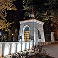 Capilla en el cementerio fraternal de noche