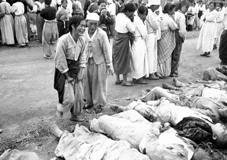 Tập_tin:Koreans_from_Hamhung_identify_the_bodies_of_some_300_political_prisoners_who_were_killed_by_the_North_Korean_Army_by_being_forced_into_caves_which_were_subsequently_sealed_off_so_that_they_died_of_suffocation_HD-SN-99-03167.jpg