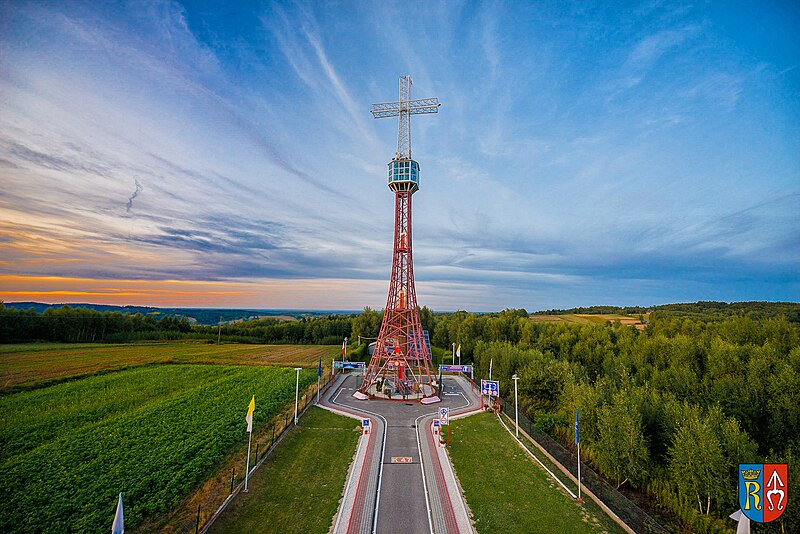 File:Krzyż III Tysiąclecia w Ropczycach - Borkach Chechelskich.jpg