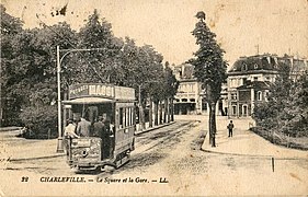 Le tramway (1899-1914) à proximité de la gare (carte postale d'époque).