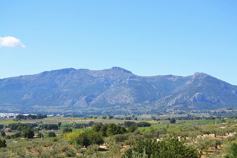 File:La serra de Mariola vista des de l'ermita de Gaianes.JPG