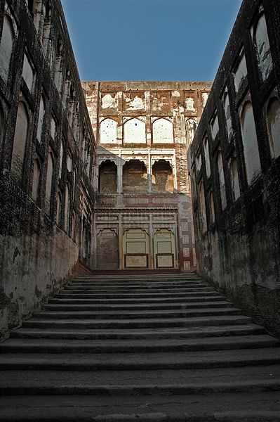 File:Lahore Fort Hathee Peyr 2005-09-03.jpg