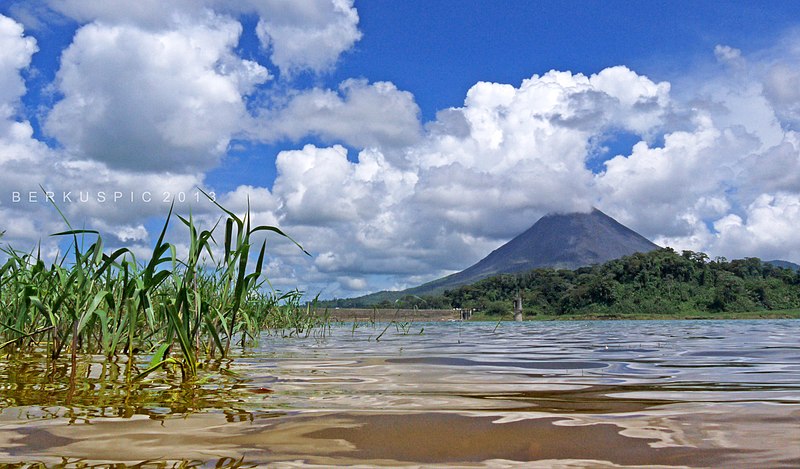 File:Lake and colossus (10027822833).jpg