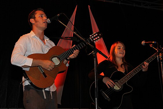 Les p'tits yeux en concert à Lampaul-Guimiliau dans le Finistère, France, le 17 juillet 2010.