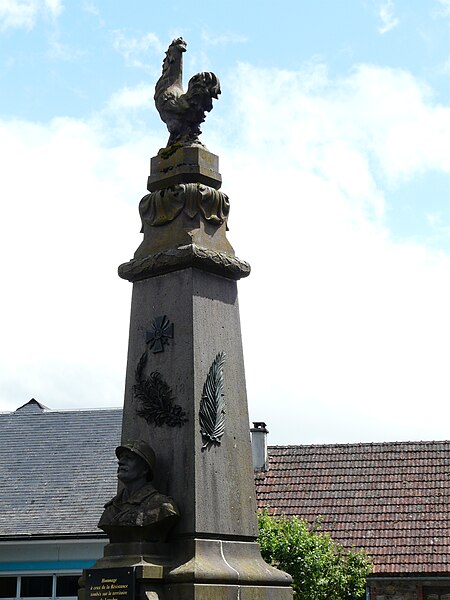 File:Lanobre monument aux morts (1).JPG