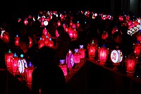 scène de nuit, lanternes chinoises rouges, personnes en silhouettes noires