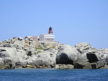 Phare et blocs granitiques sur l'île Lavezzo.