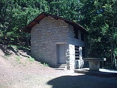 Le bâtiment à côté de la statue où est abritée la cloche.