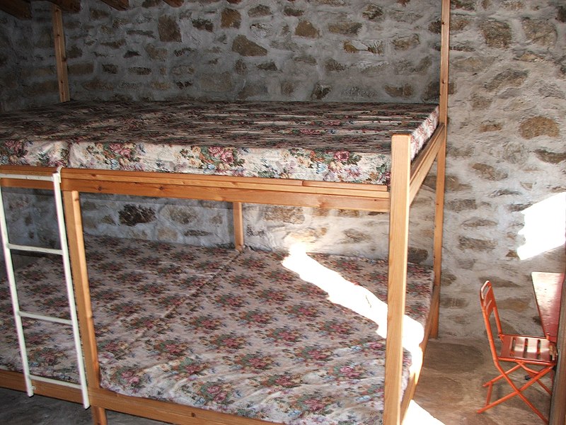 File:Letto bivacco pedrinelli.jpg