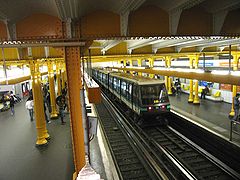 Gare de Lyon et son tablier métallique particulièrement large. Au fond à droite, derrière la cloison vitrée, le raccordement avec la ligne 5.