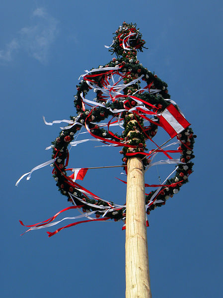 File:Linz-StMagdalena - Maibaum 2013.jpg