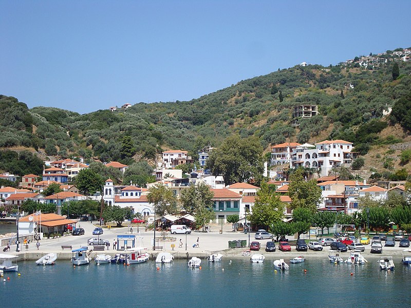 File:Loutraki village in Skopelos 1.JPG