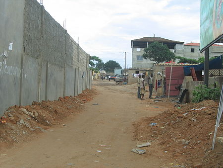 Tập_tin:Luanda_side_street_Feb_2006.jpg