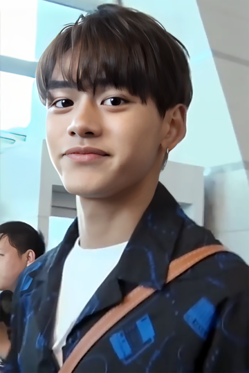 File:Lucas Wong at Incheon International Airport, South Korea, May 2019 02.png