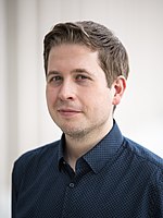 MJK 19475 Kevin Kühnert (SPD-Bundesparteitag 2018).jpg