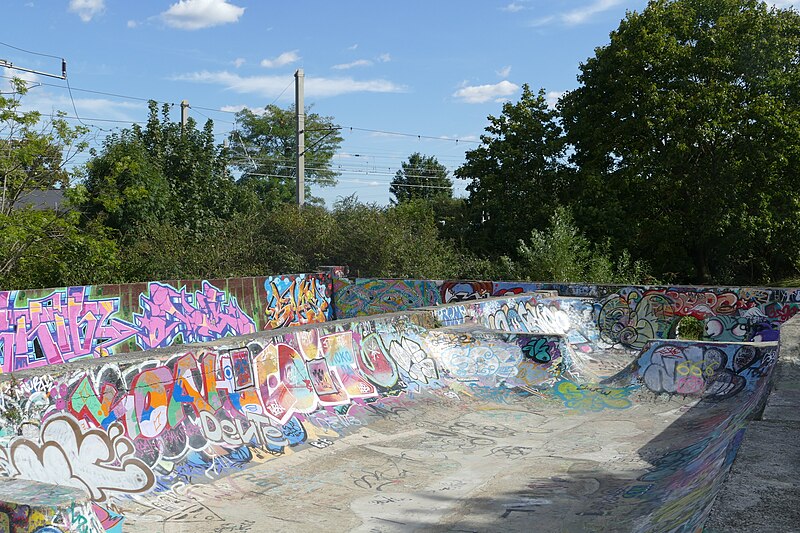 File:Markfield Park Skate Park, Tottenham 2019-09-05.jpg