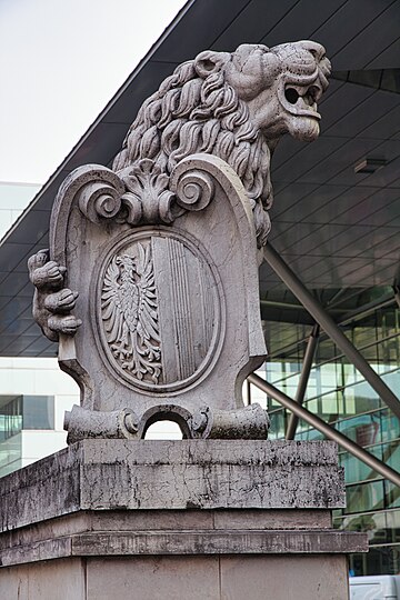 Marmorlöwe von Jakob Adlhart auf dem Bahnhofplatz in Linz