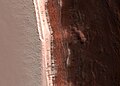 Слика од лавината на Марс од 19 февруари 2008 година, снимена од Орбитрален истражувач на Марс.