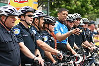 Un gruppo di ciclisti della polizia