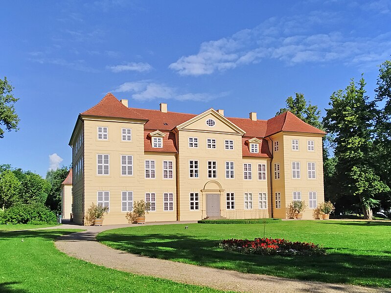 File:Mirow Schloss Juli 2020.jpg