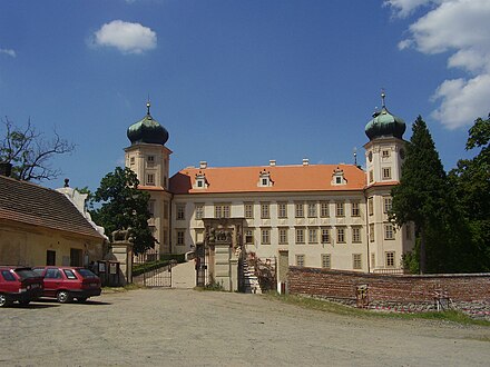 Mnisek pod Brdy Mnisek-zamek od namesti.jpg