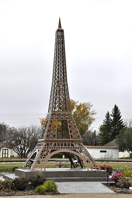 Montmartre Eiffel Tower.jpg