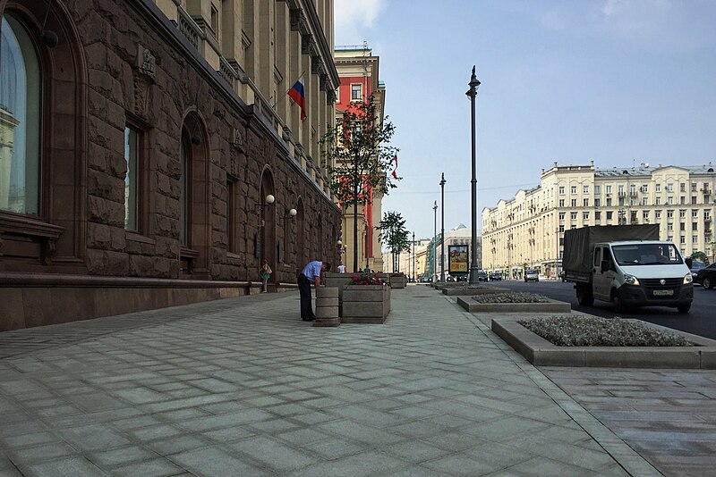 File:Moscow, Tverskaya 11, new sidewalk pavement (30745568013).jpg