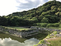 Mont Shizukiyama et douves depuis la base du Tenshu du château de Hagi 2.jpg