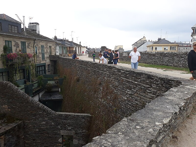 File:Muralla romana de Lugo 13.jpg