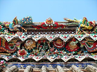 Cut porcelain carving decorations above the main door of Nanfeng Ancestral Temple.