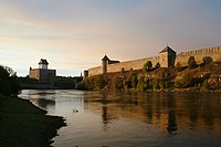 Historiaj kasteloj de Narva (Estonio, maldekstre) kaj de Ivangorod (Rusio, dekstre) borde de la rivero Narva