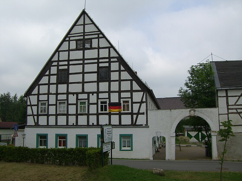 File:Naundorf, ehemaliges Erbgericht.JPG