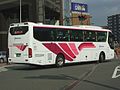 니시테쓰 고속버스 소속 현대 유니버스 차량으로, 일본식 사양으로 설계되어 있어 한국 내수용 유니버스와 달리 후면부에 비상구가 별도로 설계되어 있다.