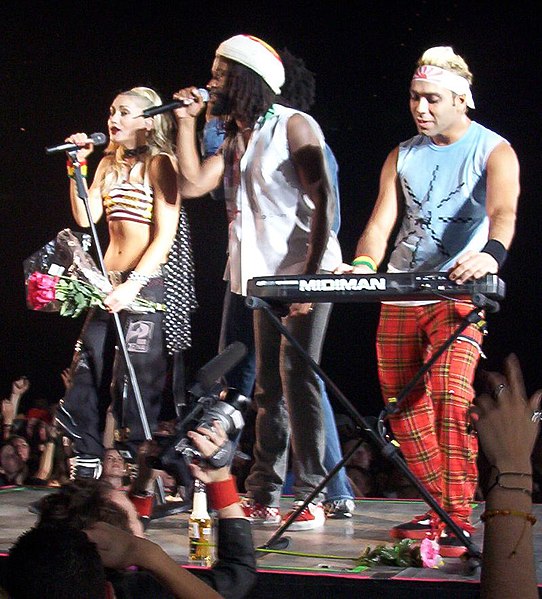 No Doubt performing in 2002