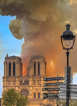 Katedrála Notre-Dame v plamenech