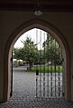 English: The entrance to the courtyard of Schloss Blutenburg. Deutsch: Der Eingang zum Innenhof von Schloss Blutenburg.