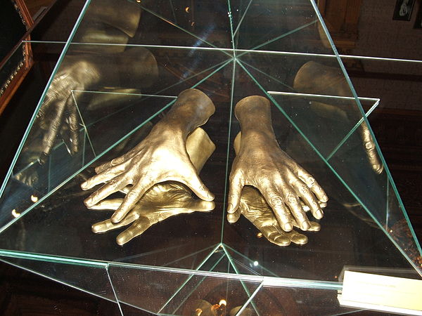 A cast of the pianist's hands, at the Łódź museum